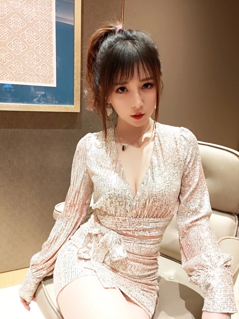 《亮片裙肉丝》｜小女巫露娜 · 22张写真