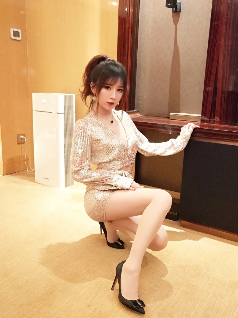 《亮片裙肉丝》｜小女巫露娜 · 22张写真