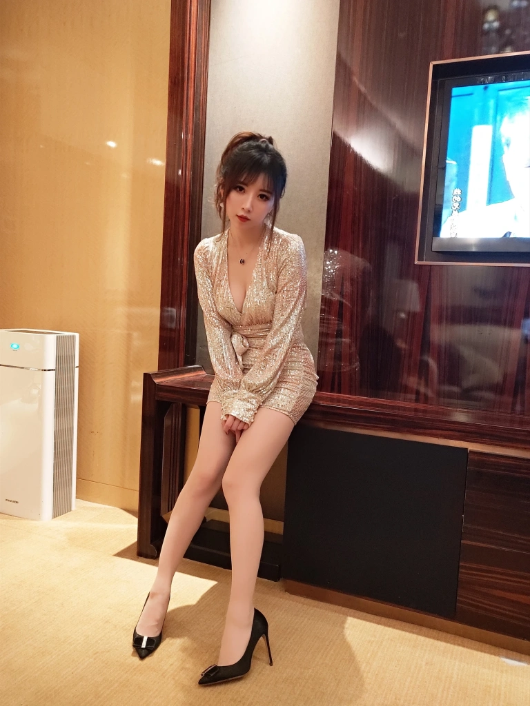 《亮片裙肉丝》｜小女巫露娜 · 22张写真