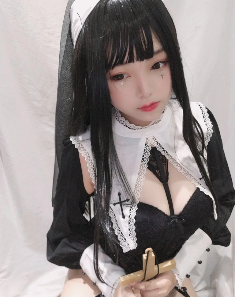 《修女》｜蜜汁猫裘 · 25张写真