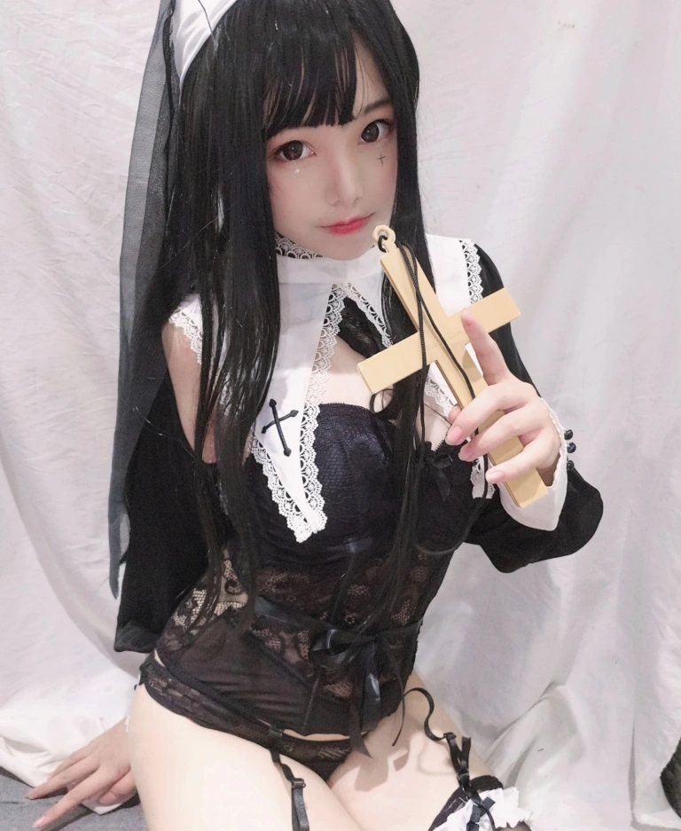 《修女》｜蜜汁猫裘 · 25张写真