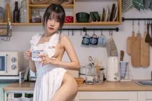 《厨娘》｜香草喵露露 · 55张写真、1 个视频