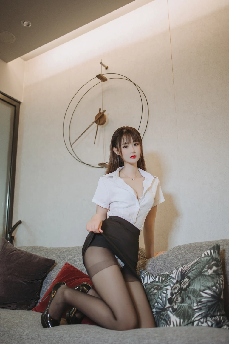 《黑丝包臀OL》｜羽生三未 · 40张写真