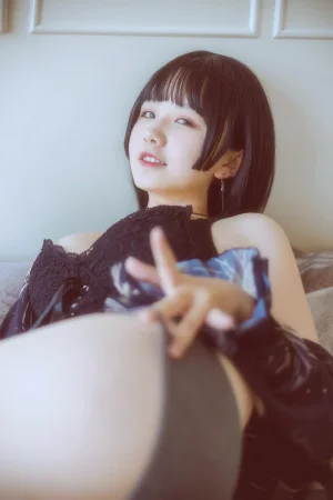 《黑色吊带》｜阿半今天很开心 · 23张写真