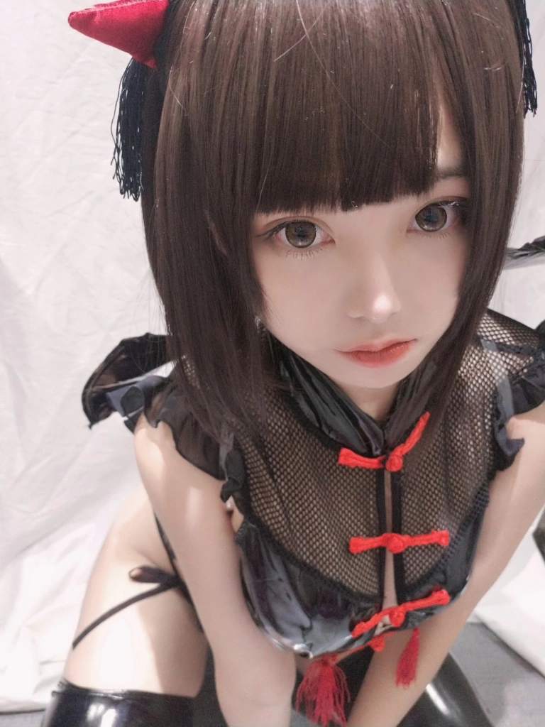 《小恶魔自拍》｜蜜汁猫裘 · 28张写真