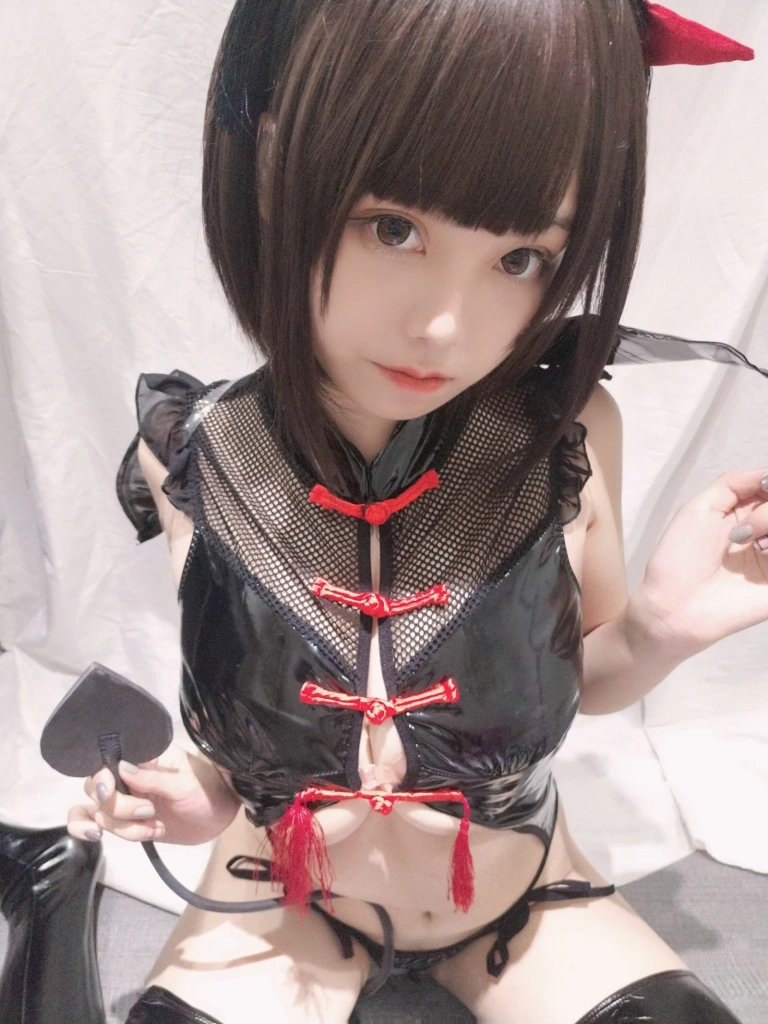 《小恶魔自拍》｜蜜汁猫裘 · 28张写真