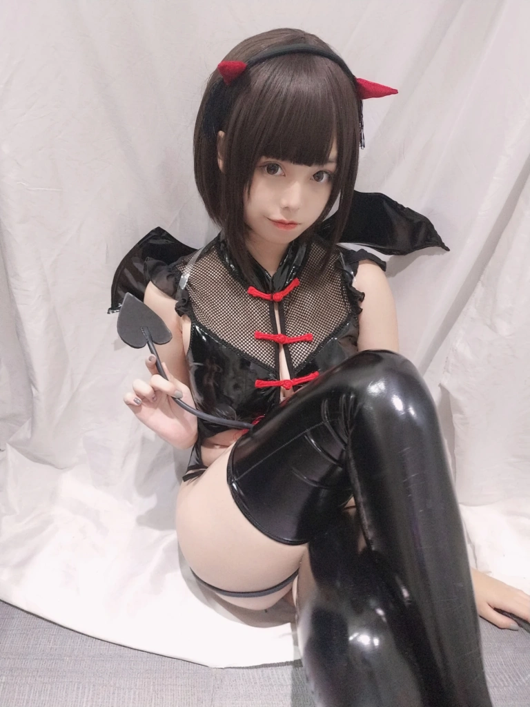 《小恶魔自拍》｜蜜汁猫裘 · 28张写真