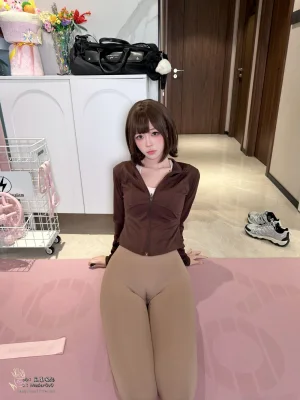 《瑜伽垫上的越界》｜麻薯好吃 · 75张写真、1 个视频