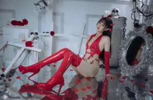 《红色胶衣小恶魔》｜羽生三未 · 65张写真、3 个视频