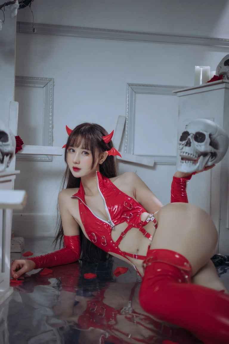《红色胶衣小恶魔》｜羽生三未 · 65张写真、3 个视频