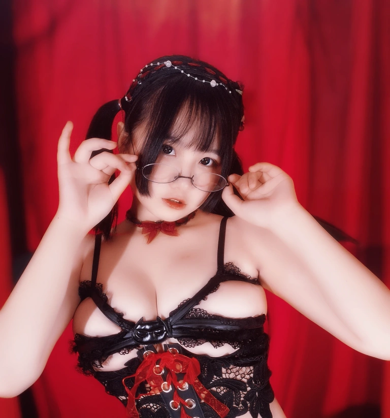 《小恶魔》｜阿半今天很开心 · 43张写真