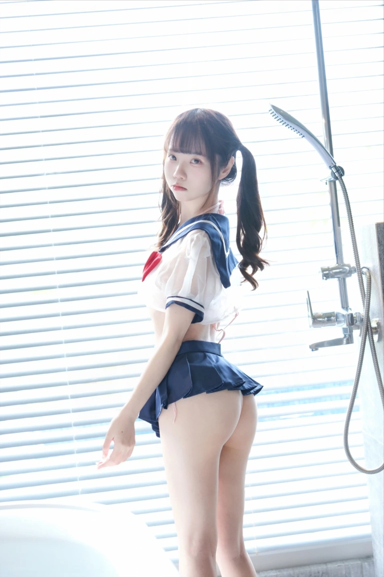 《透明学生服》｜可可小白兔 · 64张写真