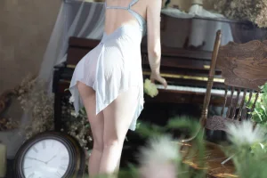 《春色》｜是三不是世 · 50张写真