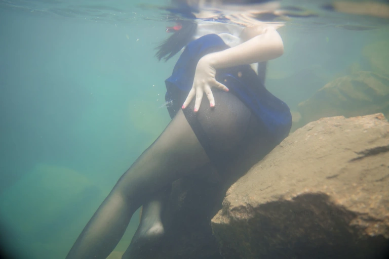 《湿身JK水下版》｜白烨 · 98张写真、2 个视频