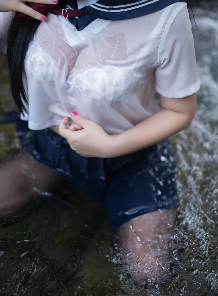 《湿身JK水下版》｜白烨 · 98张写真、2 个视频