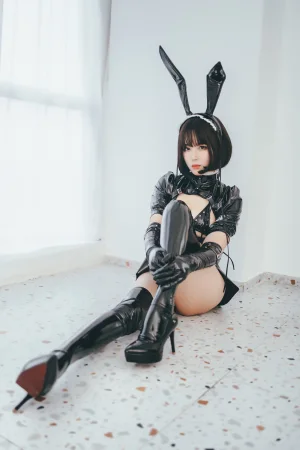 《NO.01 – 兔女郎女仆》｜轩萧学姐 · 52张写真、1 个视频