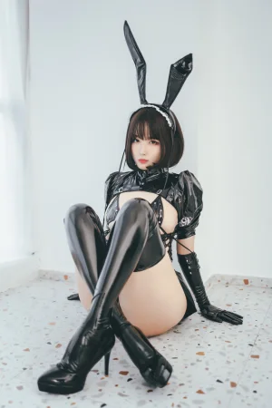 《NO.01 – 兔女郎女仆》｜轩萧学姐 · 52张写真、1 个视频