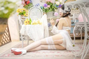 《白色花房》｜香草喵露露 · 48张写真、2 个视频