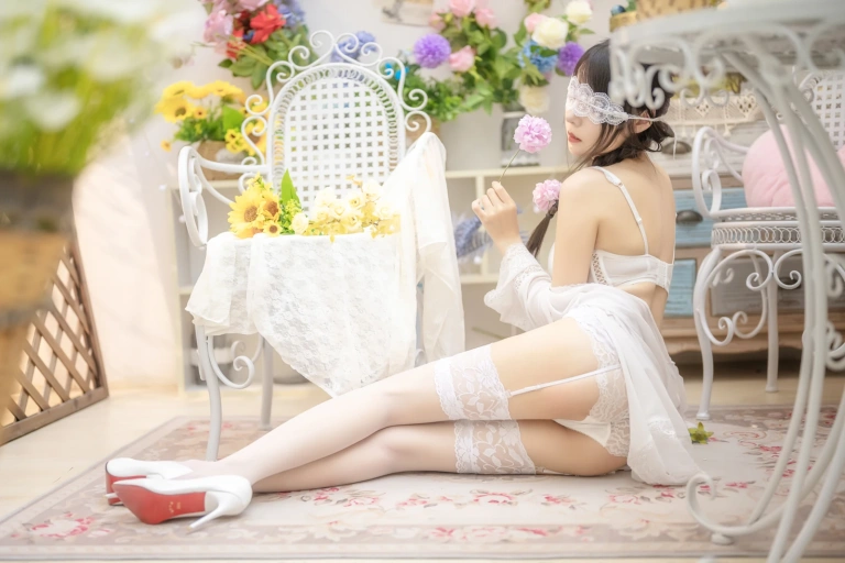 《白色花房》｜香草喵露露 · 48张写真、2 个视频