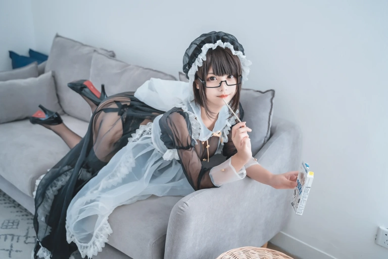 《透明女仆》｜蜜汁猫裘 · 30张写真