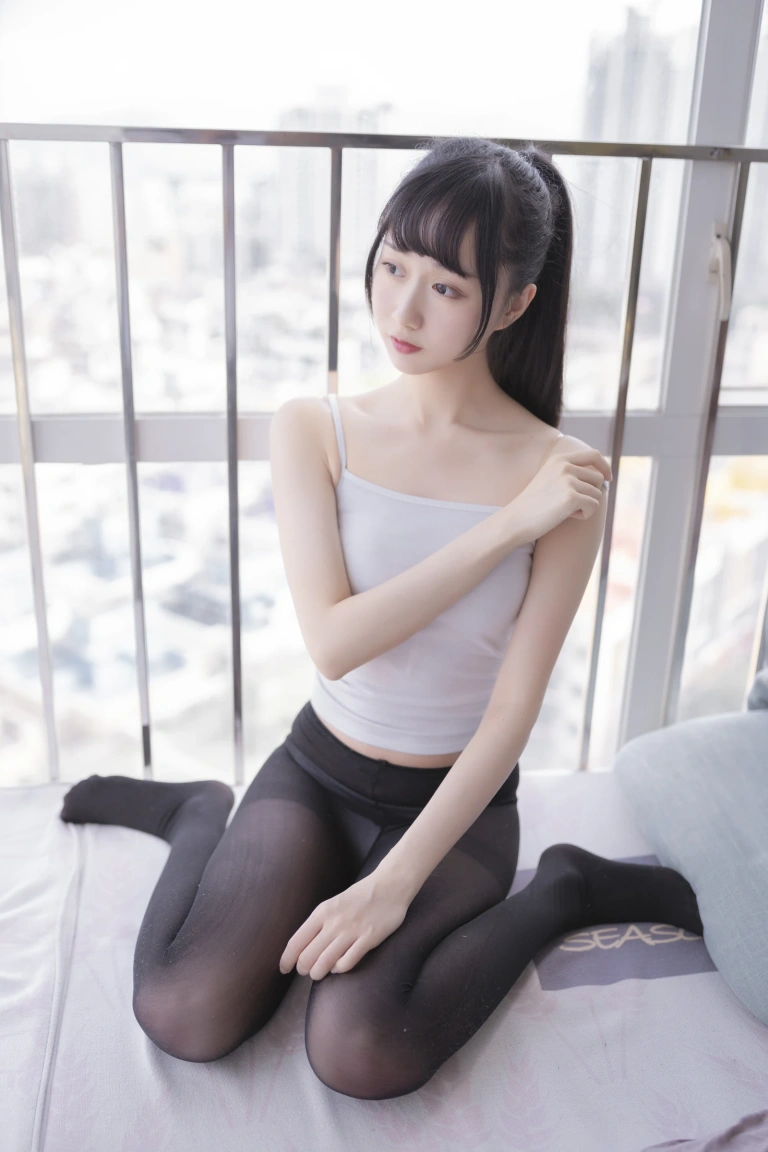 《背心黑丝居家写真》｜木棉棉 · 40张写真