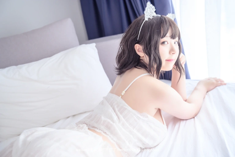 《白睡衣》｜皮皮奶 · 57张写真