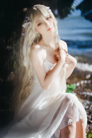 《湖边白裙》｜是三不是世 · 15张写真