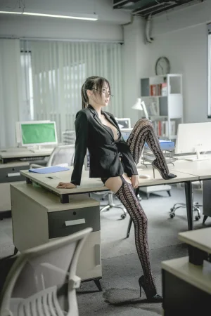 《黑色西装》｜香草喵露露 · 62张写真、2 个视频