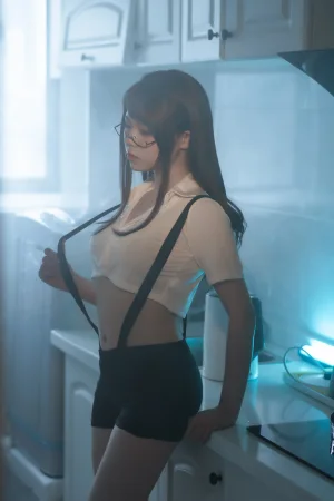 《眼镜娘1号》｜七月喵子 · 21张写真