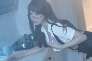《眼镜娘1号》｜七月喵子 · 21张写真
