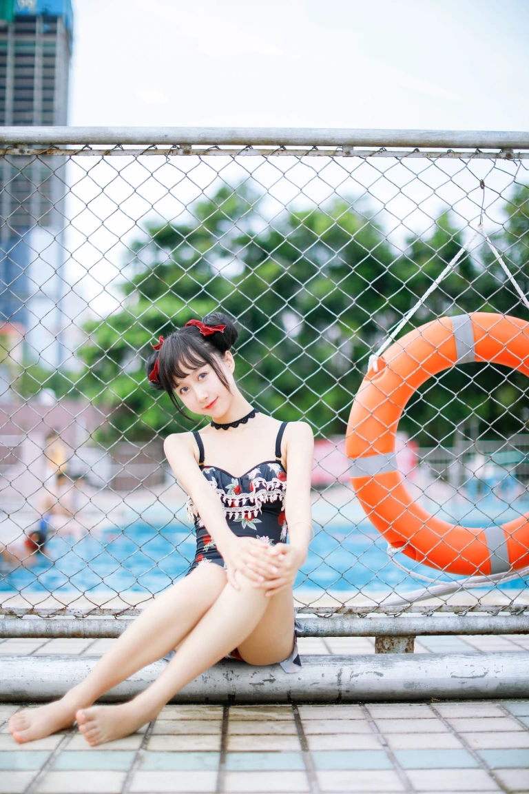 《草莓泳衣》｜木棉棉 · 40张写真