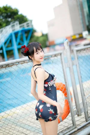 《草莓泳衣》｜木棉棉 · 40张写真