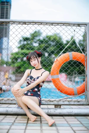 《草莓泳衣》｜木棉棉 · 40张写真