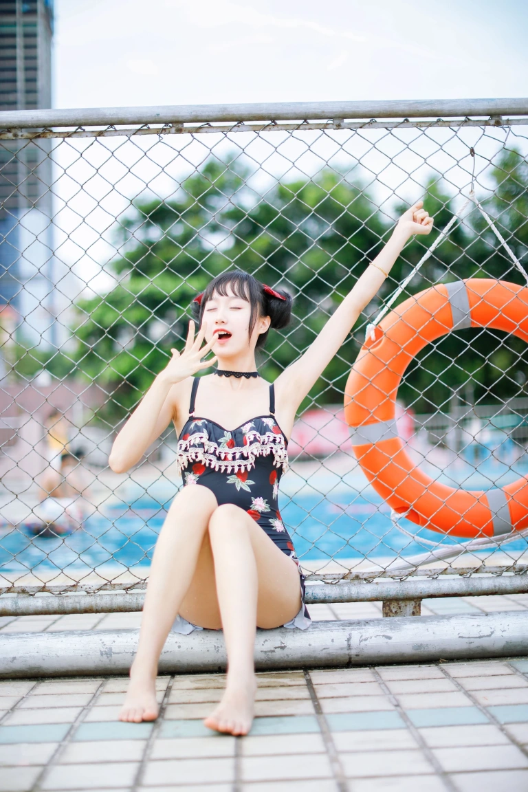 《草莓泳衣》｜木棉棉 · 40张写真