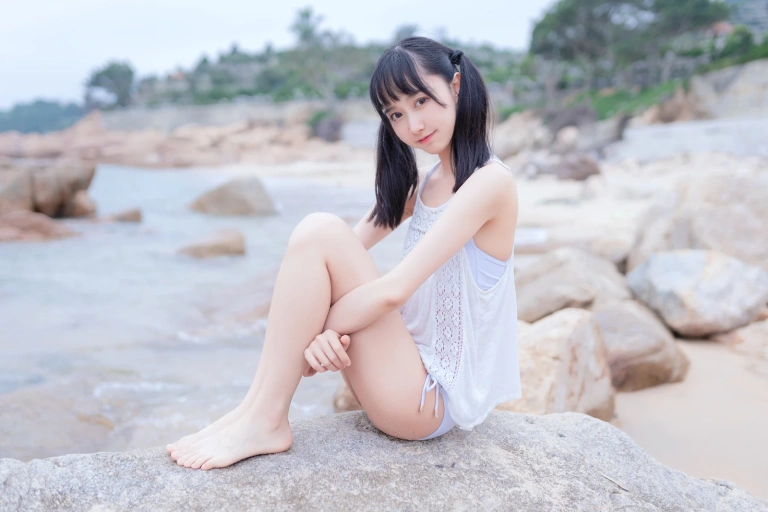 《海边白色比基尼》｜木棉棉 · 30张写真