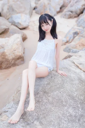 《海边白色比基尼》｜木棉棉 · 30张写真