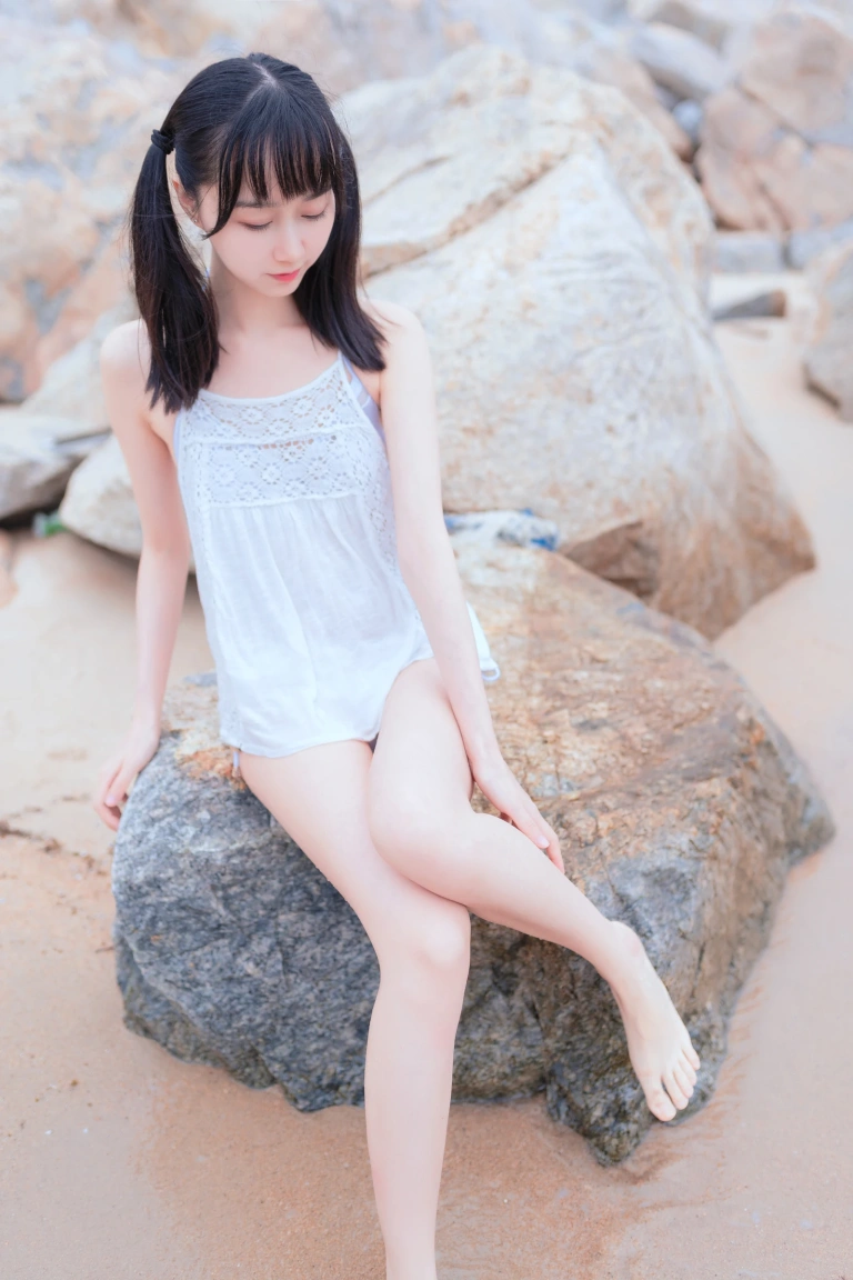 《海边白色比基尼》｜木棉棉 · 30张写真