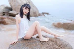 《海边白色比基尼》｜木棉棉 · 30张写真