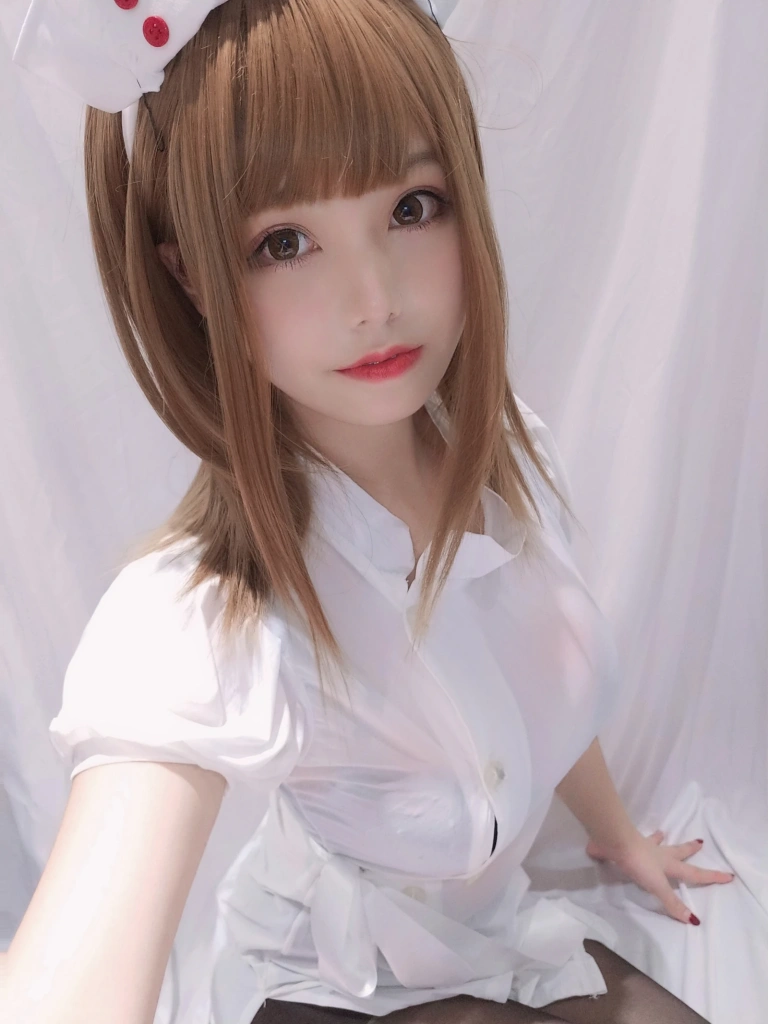 《小护士》｜蜜汁猫裘 · 41张写真、1 个视频