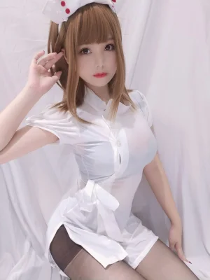 《小护士》｜蜜汁猫裘 · 41张写真、1 个视频