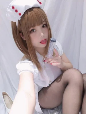 《小护士》｜蜜汁猫裘 · 41张写真、1 个视频