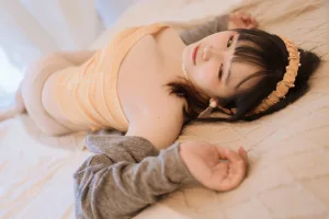《黄色抹胸》｜阿半今天很开心 · 68张写真、1 个视频
