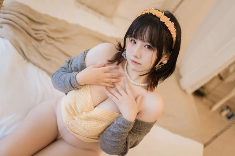 《黄色抹胸》｜阿半今天很开心 · 68张写真、1 个视频