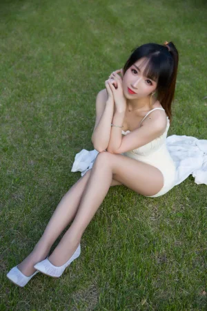 《户外小米裙》｜小女巫露娜 · 79张写真