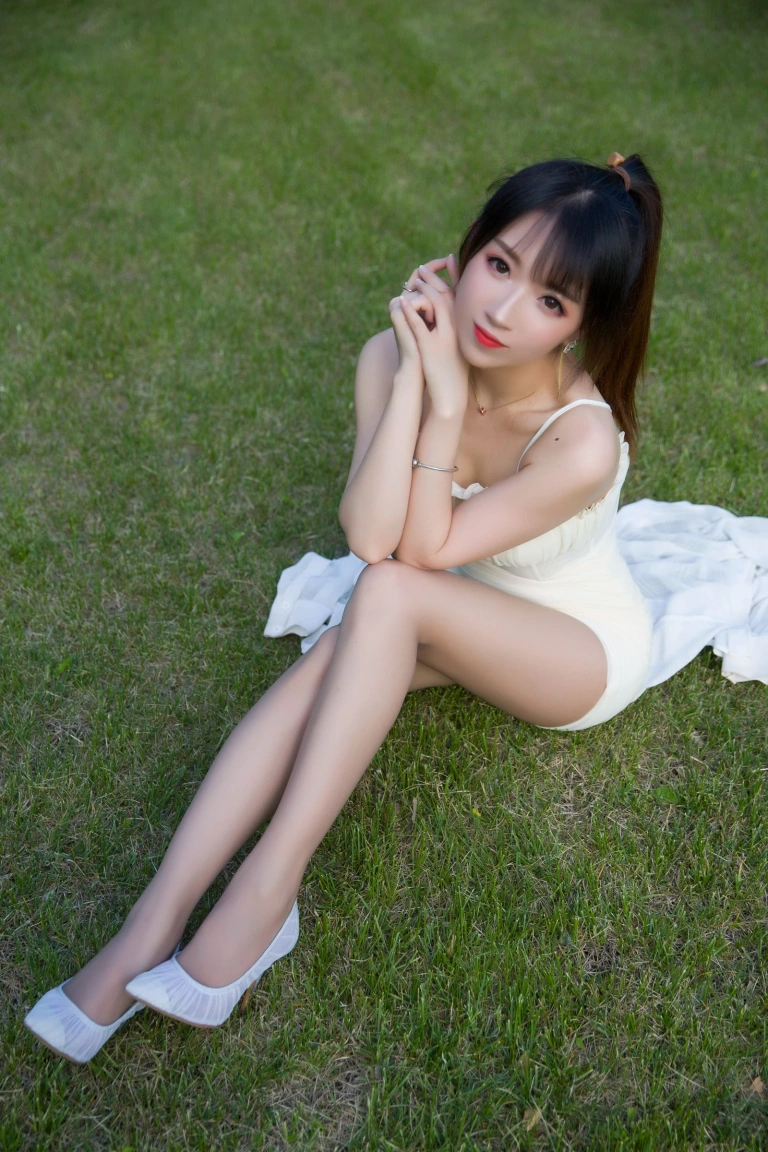 《户外小米裙》｜小女巫露娜 · 79张写真
