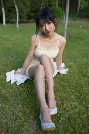 《户外小米裙》｜小女巫露娜 · 79张写真