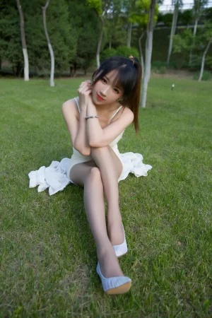 《户外小米裙》｜小女巫露娜 · 79张写真