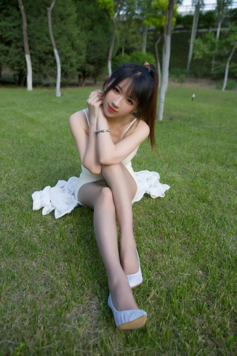 《户外小米裙》｜小女巫露娜 · 79张写真
