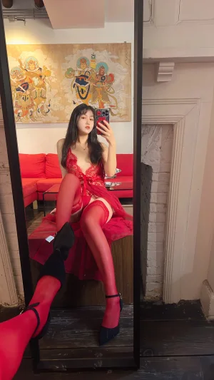 《霸气红色人妻》｜不呆猫 · 57张写真、1 个视频