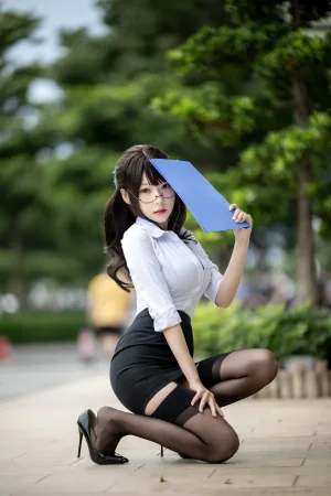 《丝袜西装诱惑》｜香草喵露露 · 25张写真